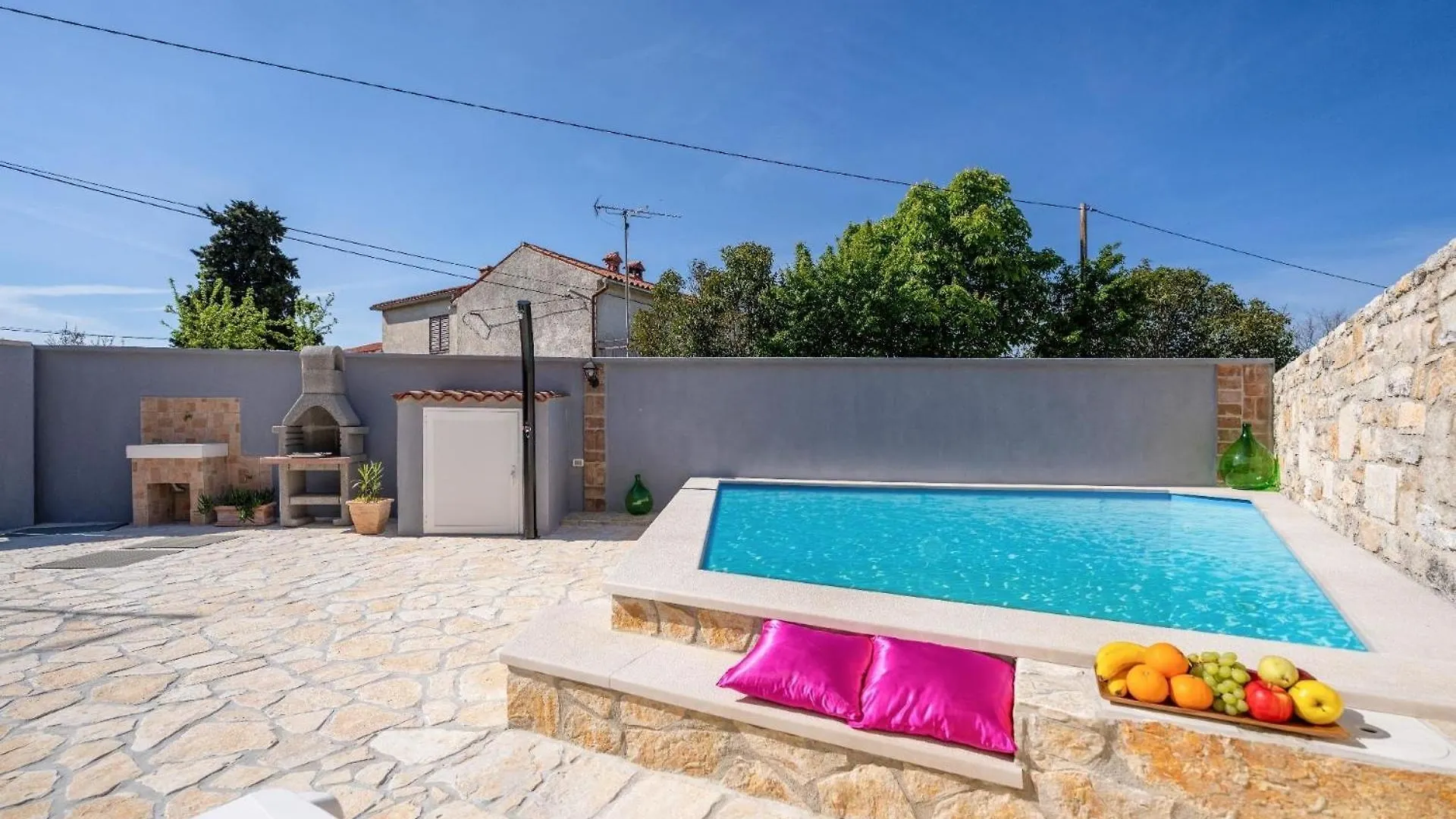 Ferienhaus Mit Privatpool Fuer 5 Personen Ca 100 Qm In Butkovici, Istrien Binnenland Von Istrien Vakantiehuis